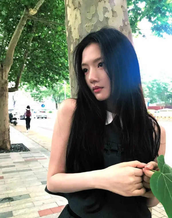 任敏侧颜精致。