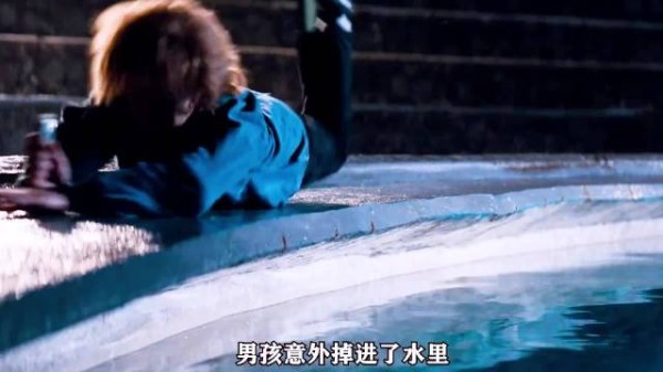 熊孩子落水险些丧命，虎鲸破水救人成挚友