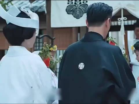 婚礼现场烈马闯入，新郎护折扇弃新娘