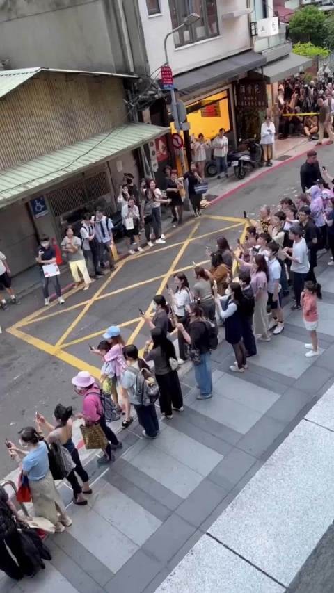 黄仁勋乘奔驰现身引记者围拍