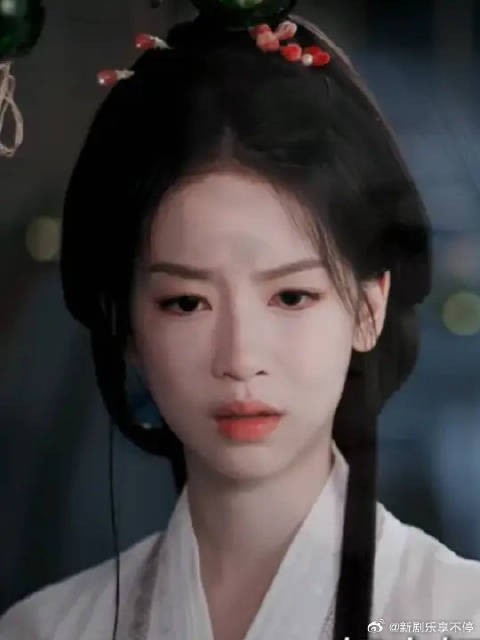 只有她一人，一直被困在了当年的大火里