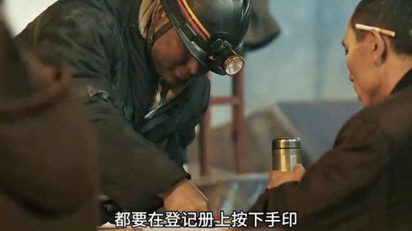 《三大队》逃犯为藏身份烫毁指纹躲下水道，劫千万翡翠一路逃窜终露马脚！