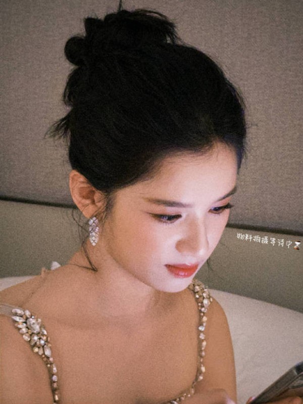 张婧仪晒照身穿露背礼裙 身材窈窕温柔大方