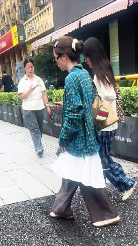 网友偶遇田曦薇素颜逛街,穿格子衣显休闲