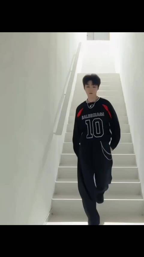 王俊凯练习室舞蹈视频曝光,腰线配饰引热议