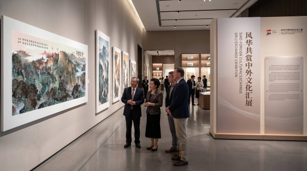 风华共赏,墨韵天涯:葛耀卿《千峰竞秀》闪耀中外文化汇展