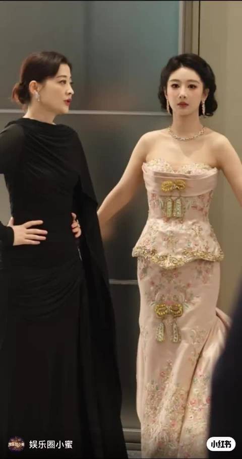 杨紫白玉兰后台也太可爱了,跟梅婷麻麻身边像个小baby