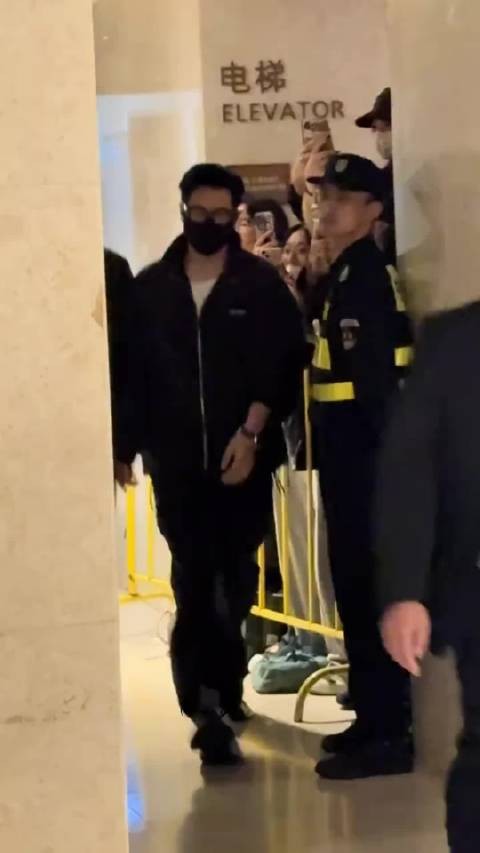 张凌赫190cm身高穿皮衣展现完美头身比