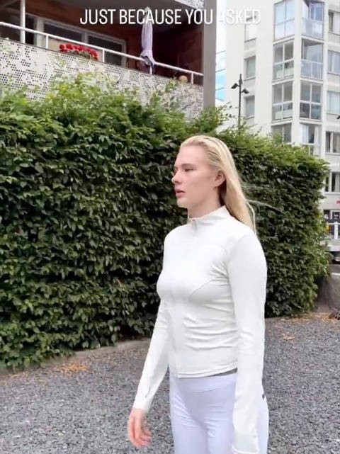 美女模仿哈兰德走路，哈哈哈，有点意思