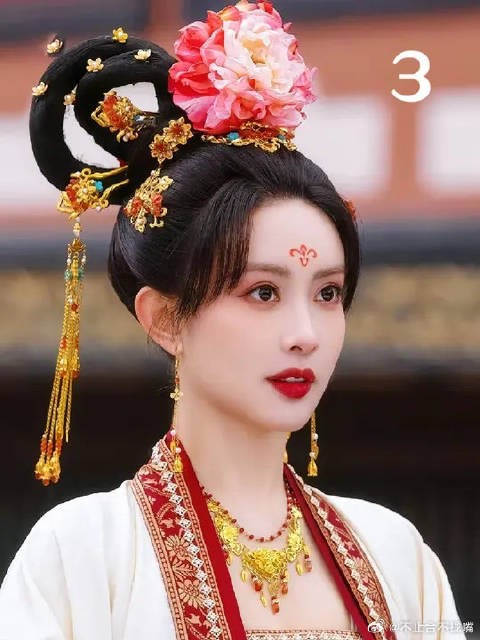 花琉璃扮猪吃老虎，为救太子差点暴露功夫，太子看破不说破，两人感情升温！