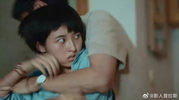 女孩父母双亡 逼表姐搬出自家的房子,表姐不服竟动手