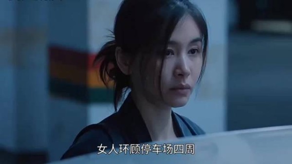 只因小警员拿出他自己的证件，老太太这才把刀放下