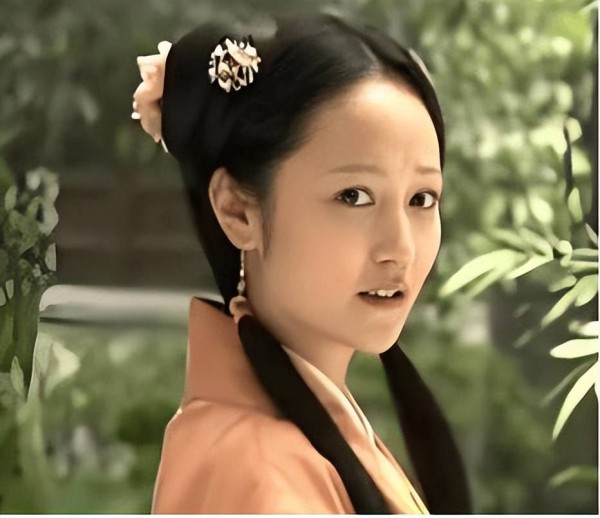 红楼梦：丫鬟当诰命，小姐做妾室，她们是如何在命运的棋盘上被互换位置的？