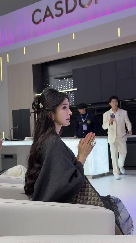 杨幂刘恺威女儿小糯米12岁亭亭玉立,继承父母高颜值