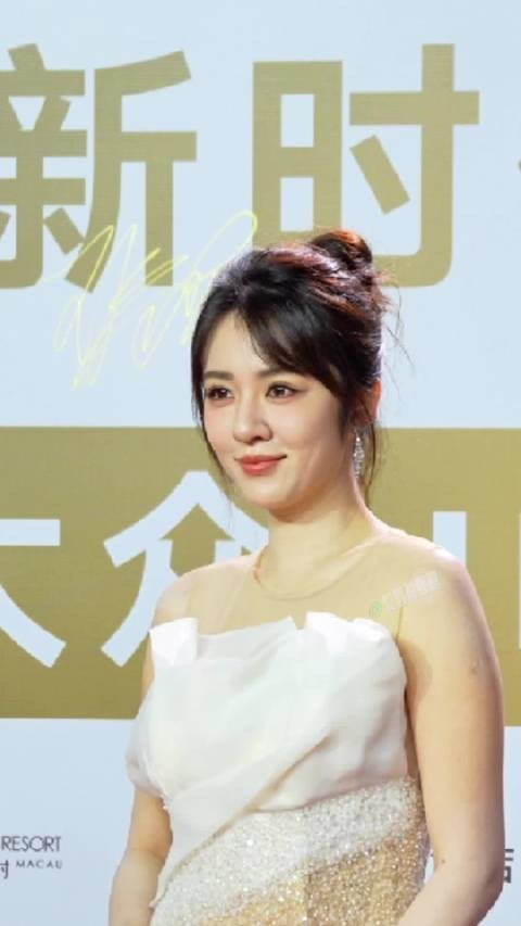 米杏碎钻抹胸长裙亮相第六届新时代国际电视节红毯,斩获最受欢迎女演员殊荣!