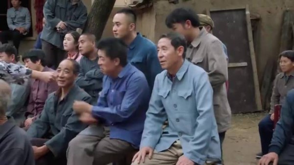 岁岁年年:牛旺带回电视机,全村人新奇的不得了,都搬个板凳来看