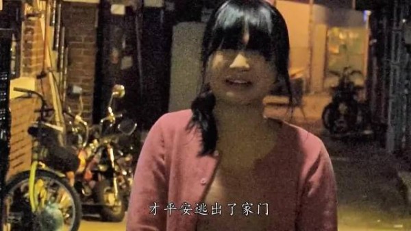 江边两孤独灵魂相拥痛哭,绝望中寻得慰藉