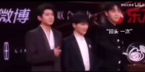@TFBOYS-王源 世纪同框,感谢周深 救场 !