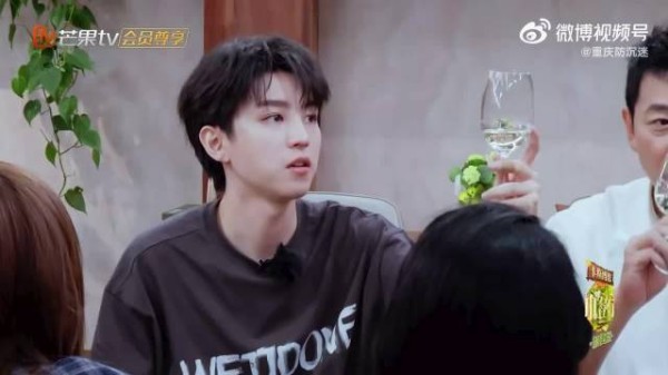 谁来懂一下王俊凯教倒酒这段，好苏啊