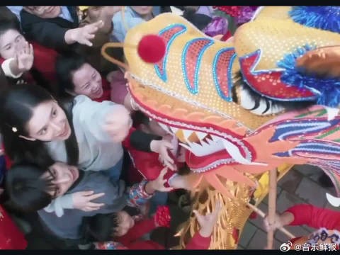 对视那一瞬间情绪直接拉满,隐忍又心动的感觉太好嗑了