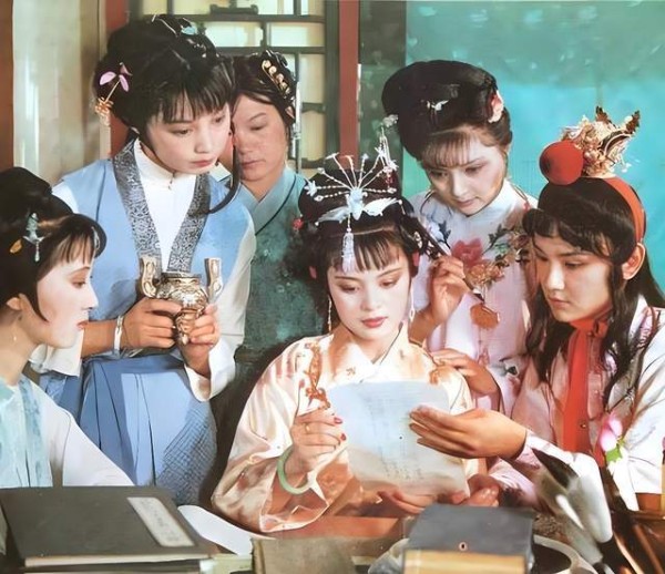薛宝钗写下全红楼最狠的讽刺诗,为何说骂的是她自己?