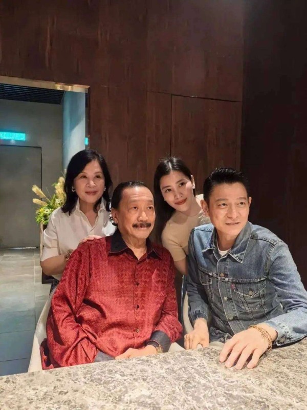 刘德华陪妻子回家 与娘家人聚餐照曝光！