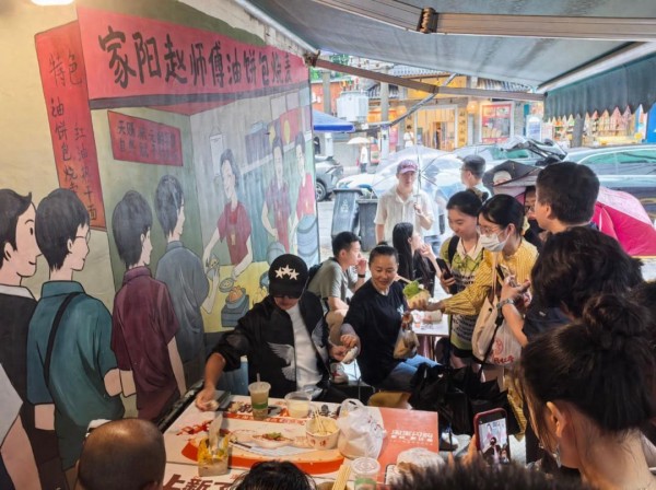孙楠顶大雨体验武汉“过早”文化，吃热干面几次被噎到，市民：咋没给他一碗蛋酒