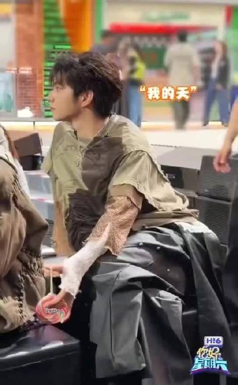 何炅杨迪惊叹刘耀文宽肩优势