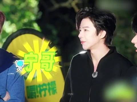刘宇宁教学转音拆动作手忙脚乱险踩空