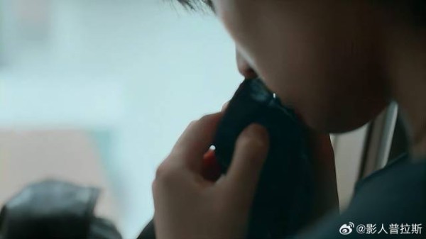女孩收拾父亲遗物 意外找到父亲的皮衣，瞬间充满怀念