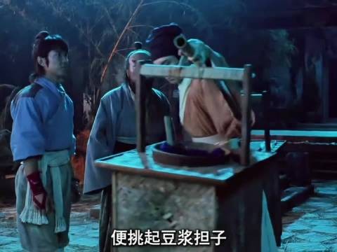 书生湖边偶遇白衣女鬼曼舞