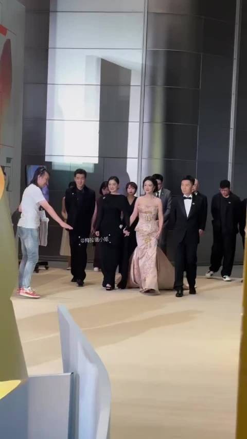 杨紫这身粉裙也太仙了吧！走路都带风，我隔着屏幕都想喊姐姐好美