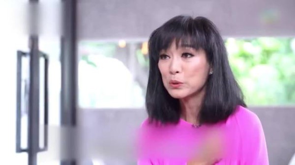 70岁米雪疑遭男子骚扰，被搂肩贴身冒犯令人不适，已为已故男友守身16年！