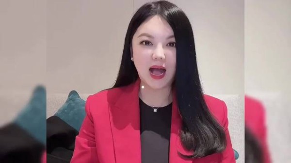 李湘带着女儿参加活动，减肥成功后颜值重回巅峰，16岁王诗龄大长腿吸睛！