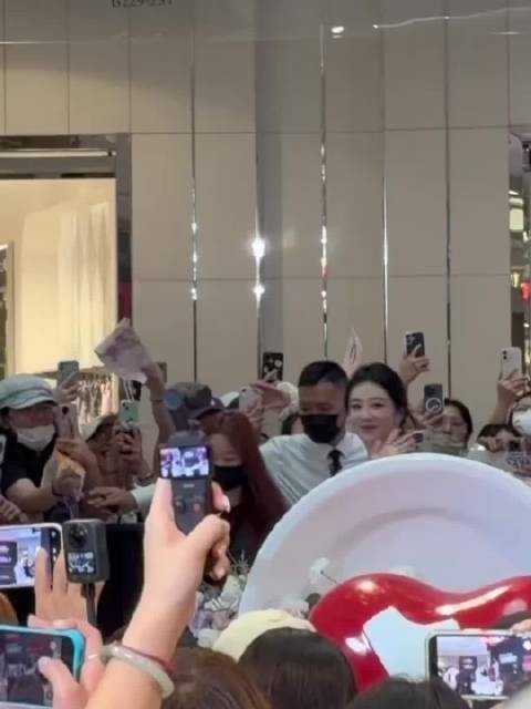 杨紫线下活动被赞又高又白又瘦