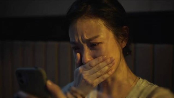 异乡隔离女子崩溃发烧，陌生男邻居冒险送热粥