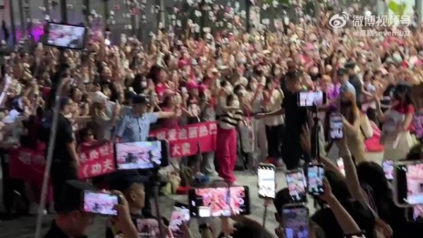 迪丽热巴机场紧抱粉丝信件拒交助理