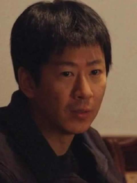 逃亡多年的劫匪，遭至亲与配偶冷眼相向，最终被迫取出尘封已久的枪！
