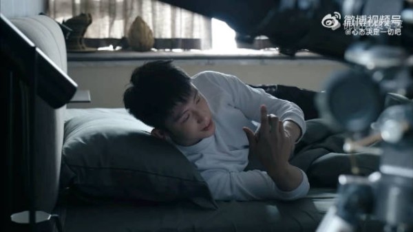 睡眼朦胧的小侯总…… 你是我朝思暮想的笔尖少年在绝城荒途里辗转成歌