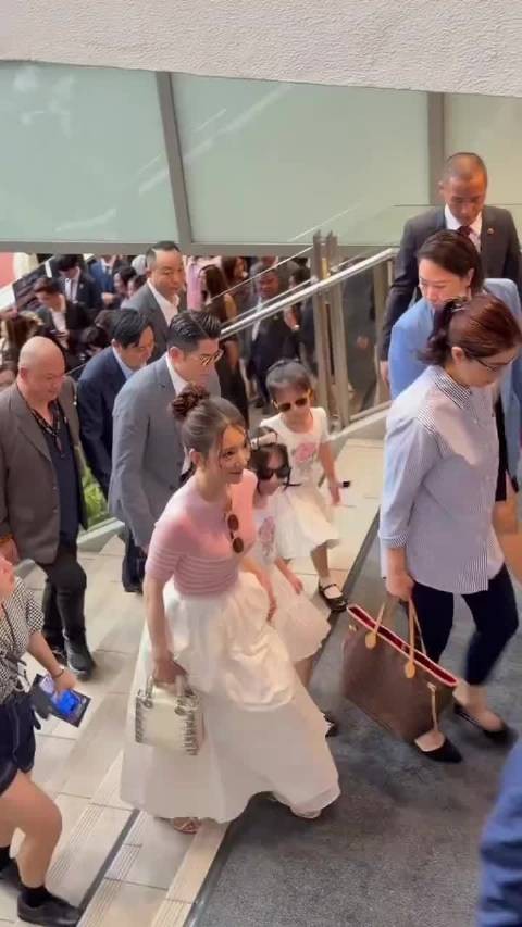 郭富城携妻女亮相马场,两女儿身高引注目