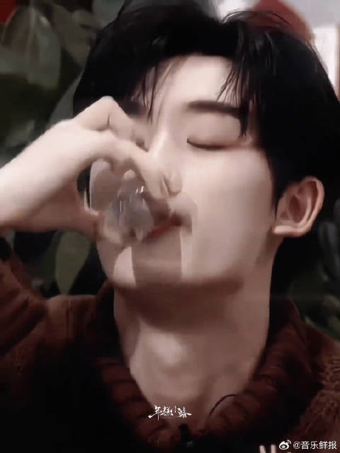 看小丁一脸看热闹不嫌事大的样子，殊不知这个游戏难度，换他上场照样直接卡住
