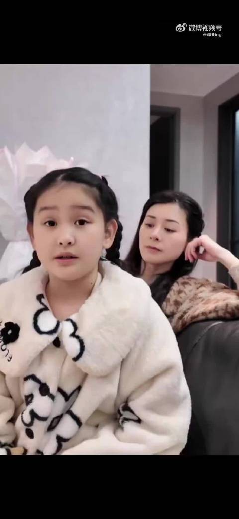 “确实没看过你妈妈演的剧,但是看过你爸爸演的剧!”