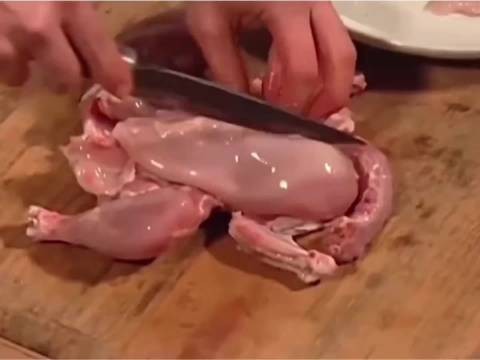 大长今也就糊弄下小时候啥都不懂的我们,她们的高汤就是鸡胸脯肉过水的那个水