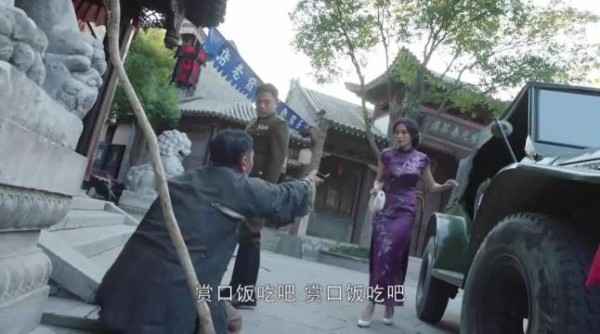 乞丐要饭被人看不起,司令看到他胸前的勋章直接认他当爹