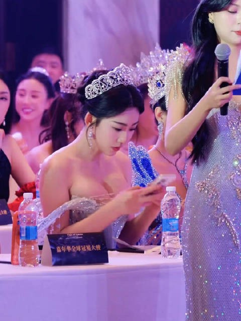 在冠军盛典上的王艺凝 一袭蓝色礼服性感而不失高雅