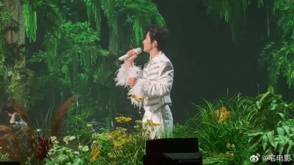亲临现场听他唱歌太治愈,旋律与歌声相融,全程幸福感拉满
