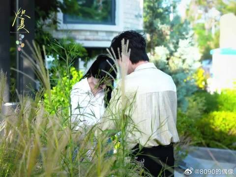 你看你俩又都笑成了月牙眼，我随一个！