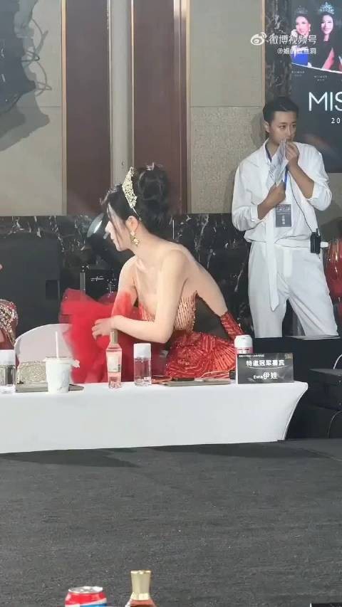 这是什么活动？怎么都头戴皇冠？
