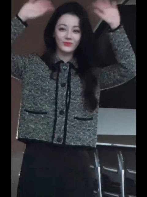 迪丽热巴这些年一路挥手，感觉自己美美哒！