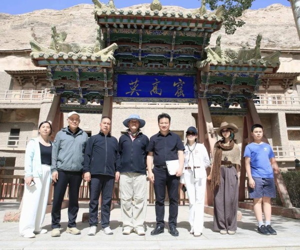 艺术家翟优樊蕾伉俪赴敦煌瞻拜莫高窟220号窟